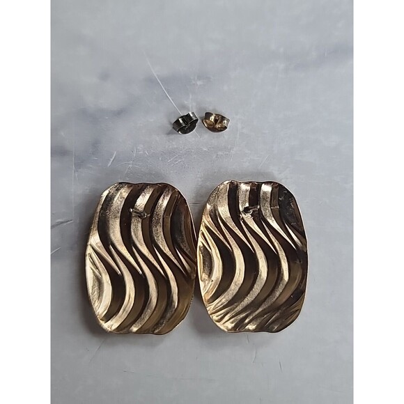 Gold Tone Metal Wavy Pierced Earrings Vintage - Picture 9 of 10